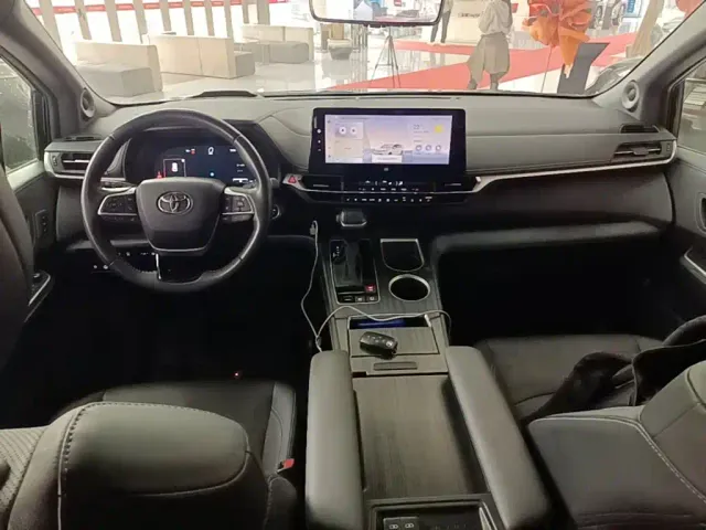 Toyota Sienna — Фото автомобиля 9