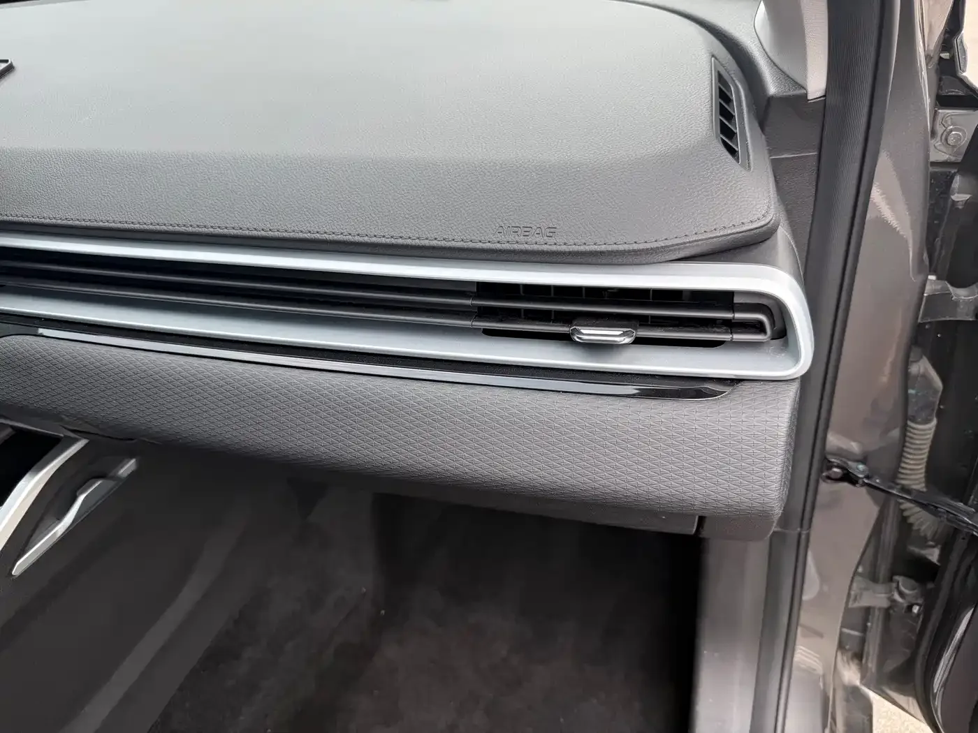 Geely Emgrand 2025 4th Gen 1.5L CVT Soaring Dragon Edition — Фото автомобиля 5