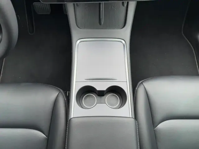 Tesla Model Y — Фото автомобиля 13