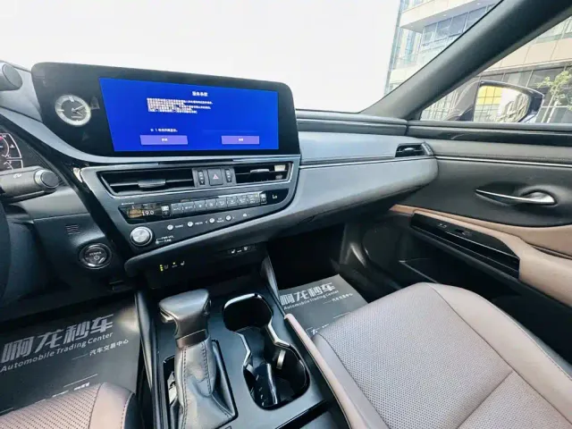 Lexus ES — Фото автомобиля 14