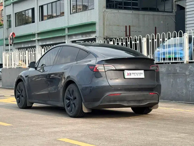 Tesla Model Y — Фото автомобиля 5