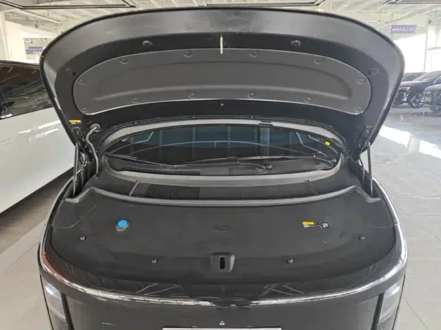 Li Auto i8 — Фото автомобиля 19