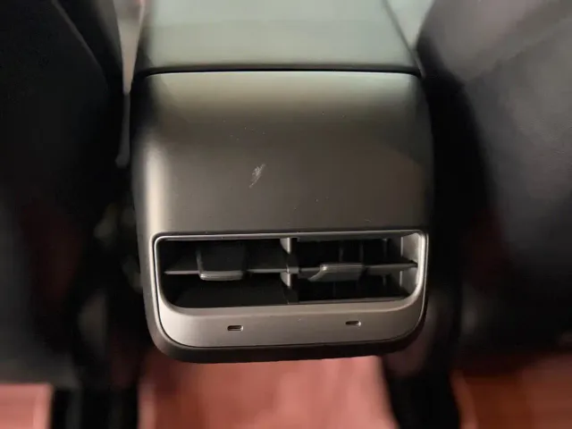 Tesla Model Y — Фото автомобиля 17
