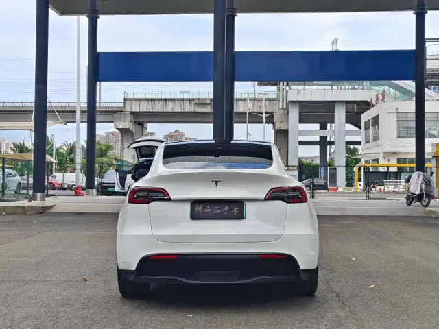 Tesla Model Y — Фото автомобиля 8
