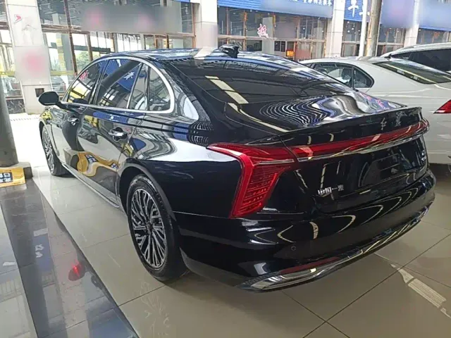 Hongqi Hongqi H5 2024 2.0T Automatic Smart Connect Flag Smooth Edition — Фото автомобиля 4