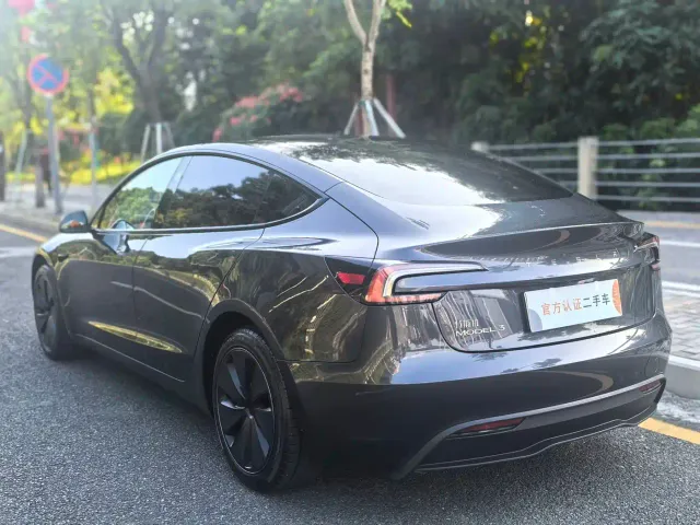 Tesla Model 3 — Фото автомобиля 10