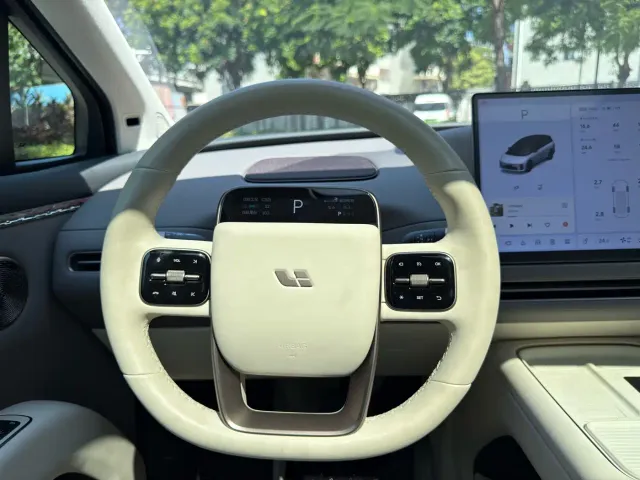 Li Auto i8 — Фото автомобиля 22