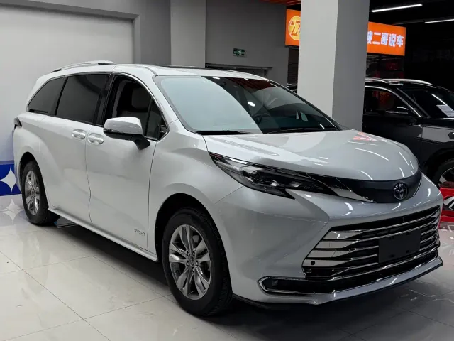 Toyota Sienna — Фото автомобиля 2