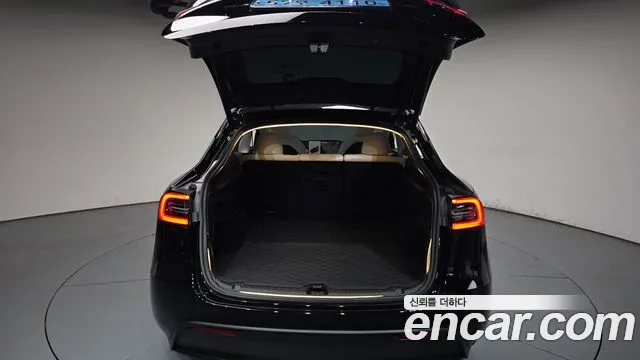 Tesla Model Y — Фото автомобиля 26