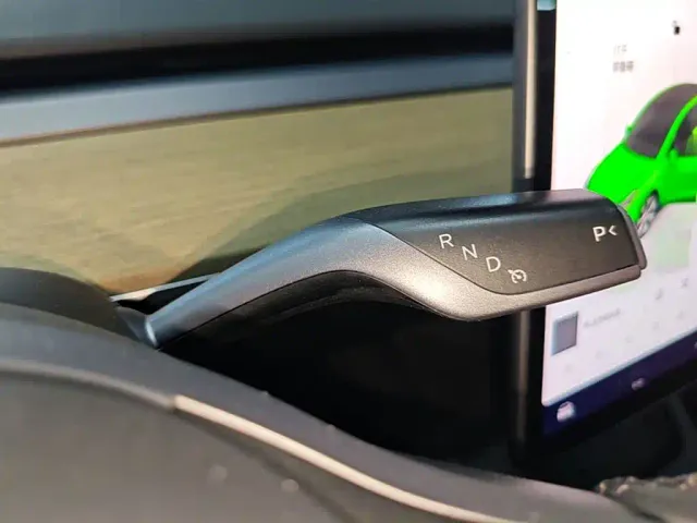 Tesla Model Y — Фото автомобиля 13
