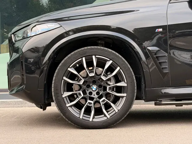 BMW BMW X5 2023 xDrive 40Li M Sport Black Night Package — Фото автомобиля 4