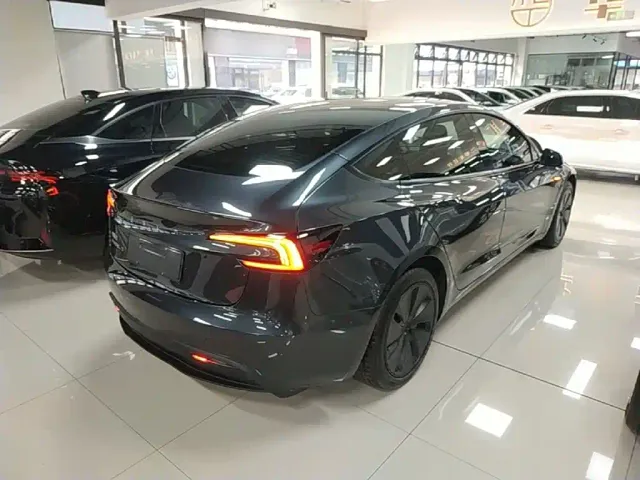 Tesla Model 3 — Фото автомобиля 6