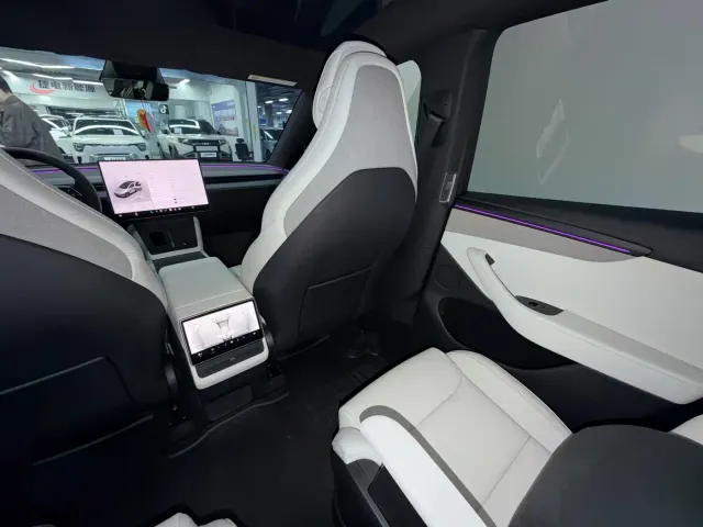 Tesla Model Y L — Фото автомобиля 16