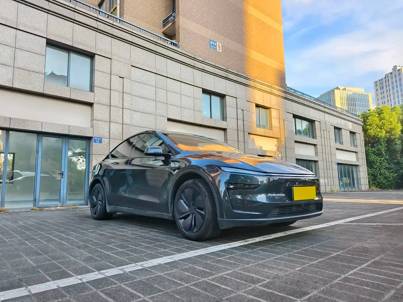 Tesla Model Y 2025 Rear-Wheel Drive — Фото автомобиля 2