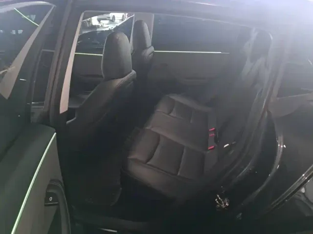 Tesla Model 3 — Фото автомобиля 9