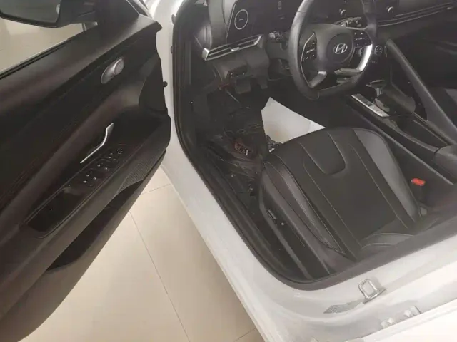 Hyundai Elantra — Фото автомобиля 15