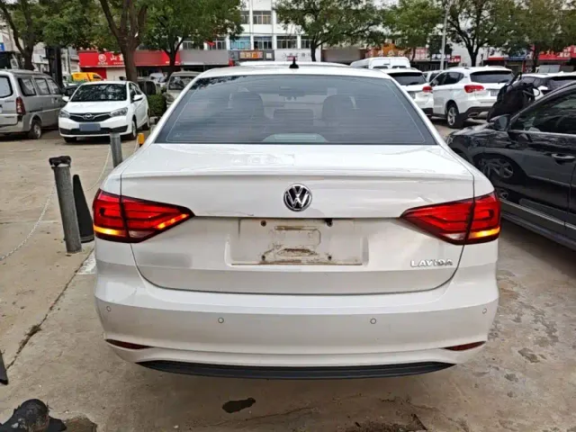 Volkswagen Lavida — Фото автомобиля 5