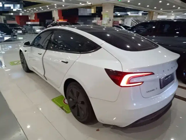 Tesla Model 3 — Фото автомобиля 4