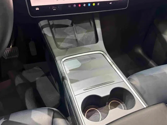 Tesla Model Y — Фото автомобиля 16
