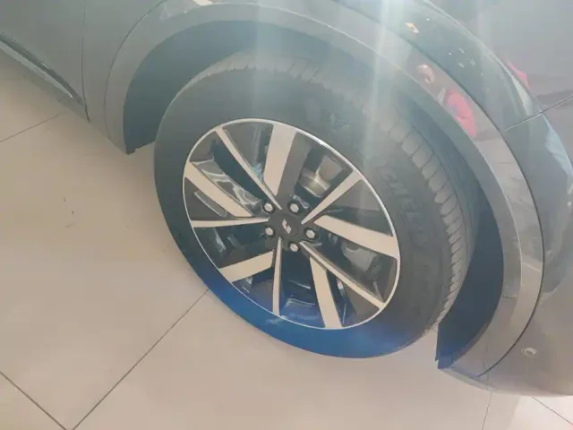 Li Auto L8 — Фото автомобиля 6