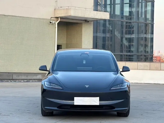 Tesla Model 3 — Фото автомобиля 2