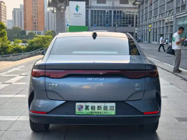 BYD Qin L — Фото автомобиля 19