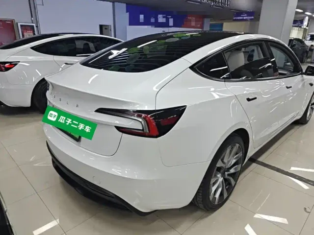 Tesla Model 3 — Фото автомобиля 6