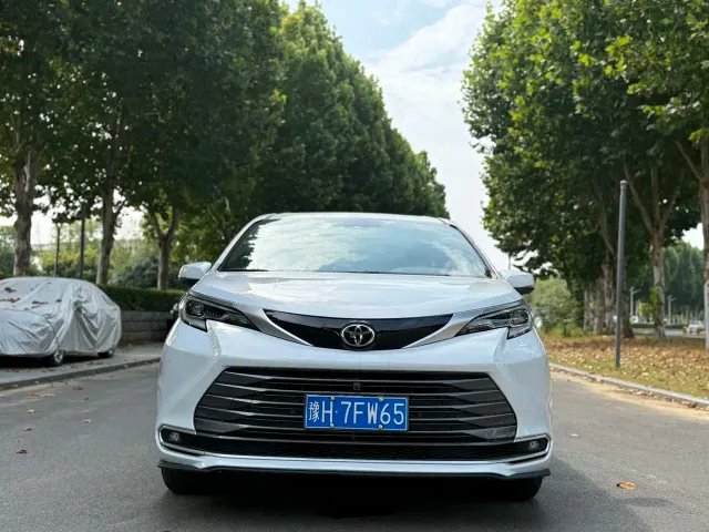 Toyota Sienna — Фото автомобиля 2