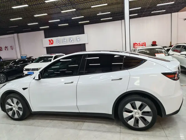 Tesla Model Y — Фото автомобиля 14
