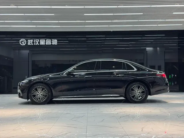 Mercedes-Benz E-Class — Фото автомобиля 3