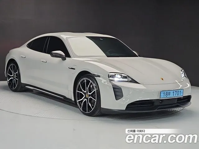 Porsche Taycan — Фото автомобиля 2