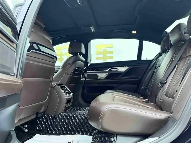 BMW 7 Series — Фото автомобиля 9