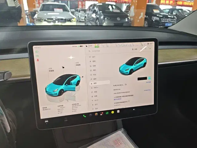 Tesla Model 3 — Фото автомобиля 12