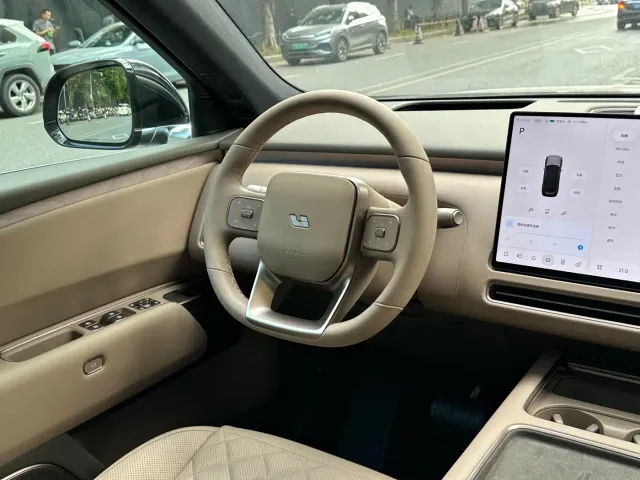 Li Auto L8 — Фото автомобиля 5