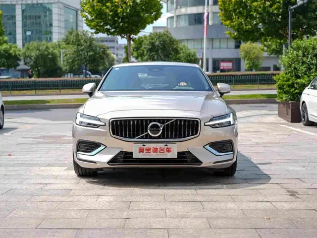 Volvo S60 — Фото автомобиля 2