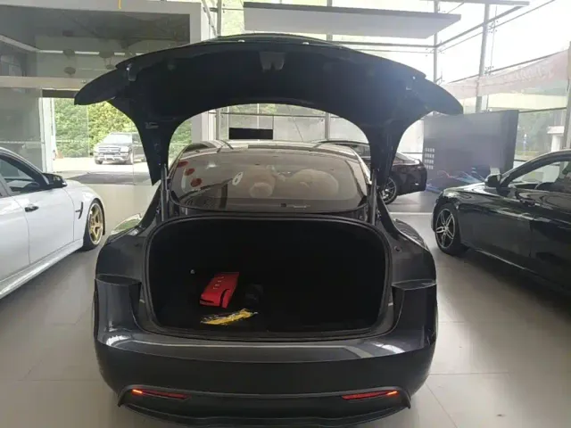 Tesla Model 3 — Фото автомобиля 18