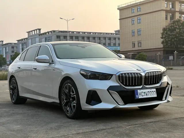 BMW 5 Series — Фото автомобиля 3