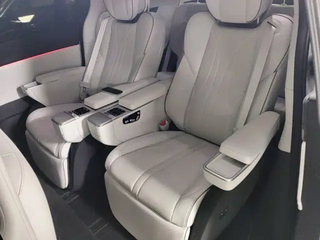 Xpeng X9 — Фото автомобиля 16