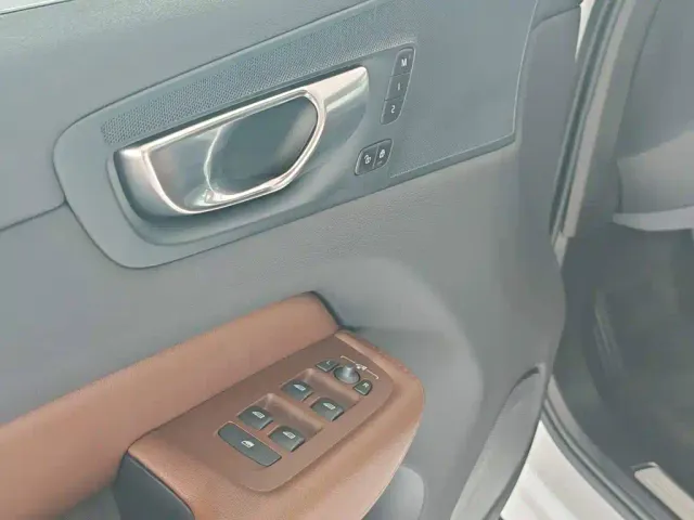 Volvo XC60 — Фото автомобиля 8