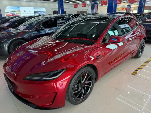 Фотография автомобиля — Tesla Model 3