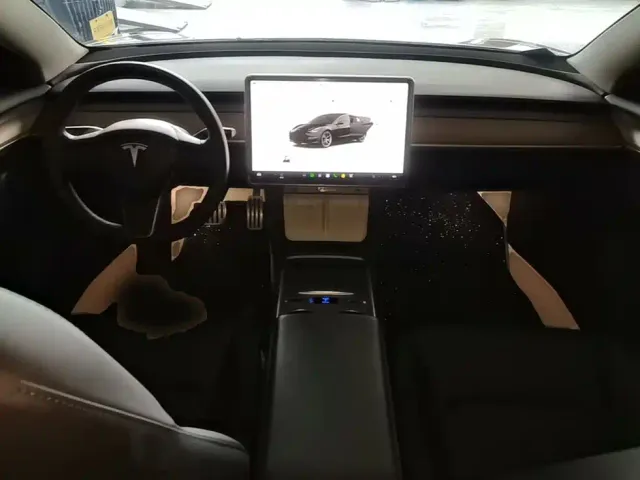 Tesla Model 3 — Фото автомобиля 9