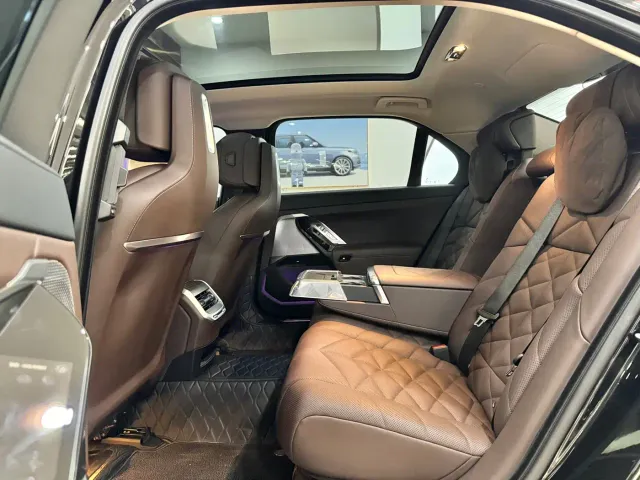 BMW 7 Series — Фото автомобиля 14