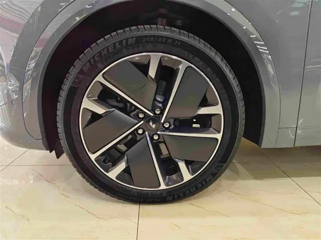 Li Auto L7 — Фото автомобиля 10