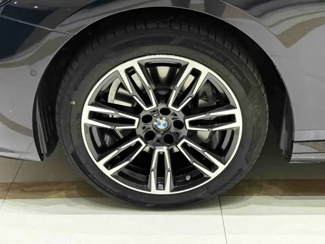 BMW 5 Series — Фото автомобиля 12