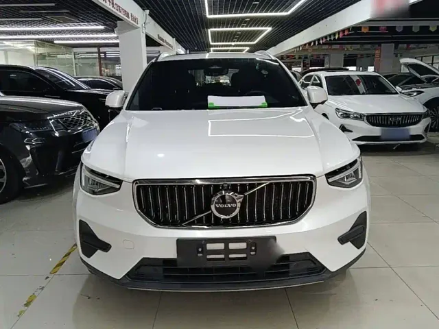 Volvo XC40 — Фото автомобиля 2