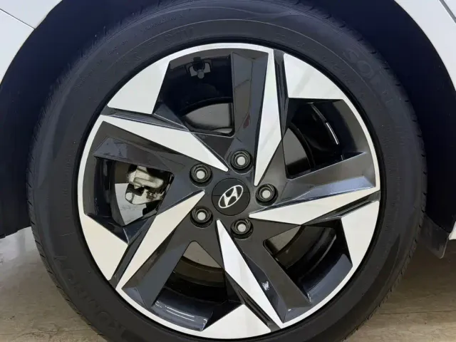 Hyundai Elantra — Фото автомобиля 24