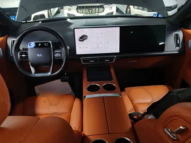 Li Auto L8 — Фото автомобиля 9