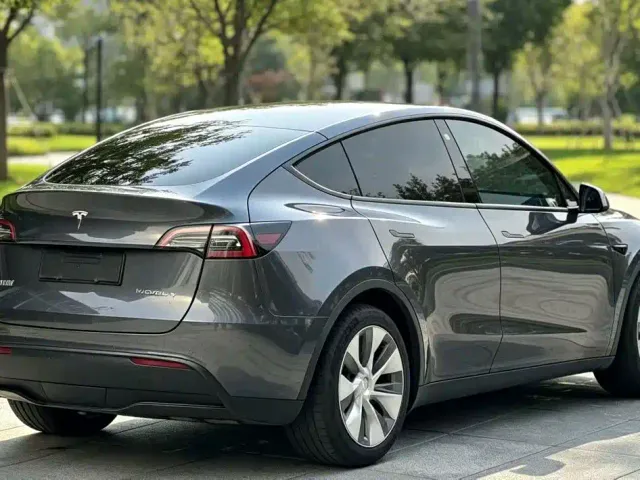 Tesla Model Y — Фото автомобиля 9
