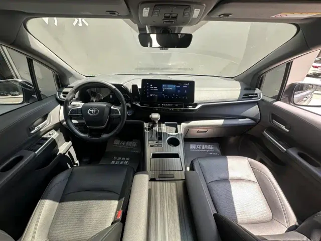 Toyota Sienna — Фото автомобиля 6