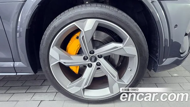 Audi e-tron — Фото автомобиля 5
